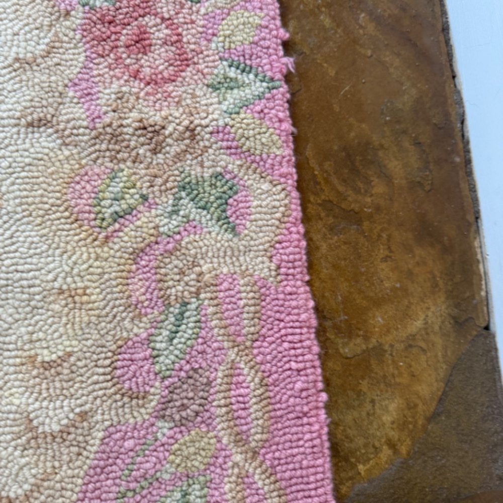 Small Light weight pink hooked rug - Picture 5 of 10